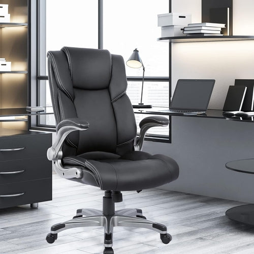 Ergonomischer Bürostuhl mit hoher Rückenlehne und hochklappbaren Armlehnen